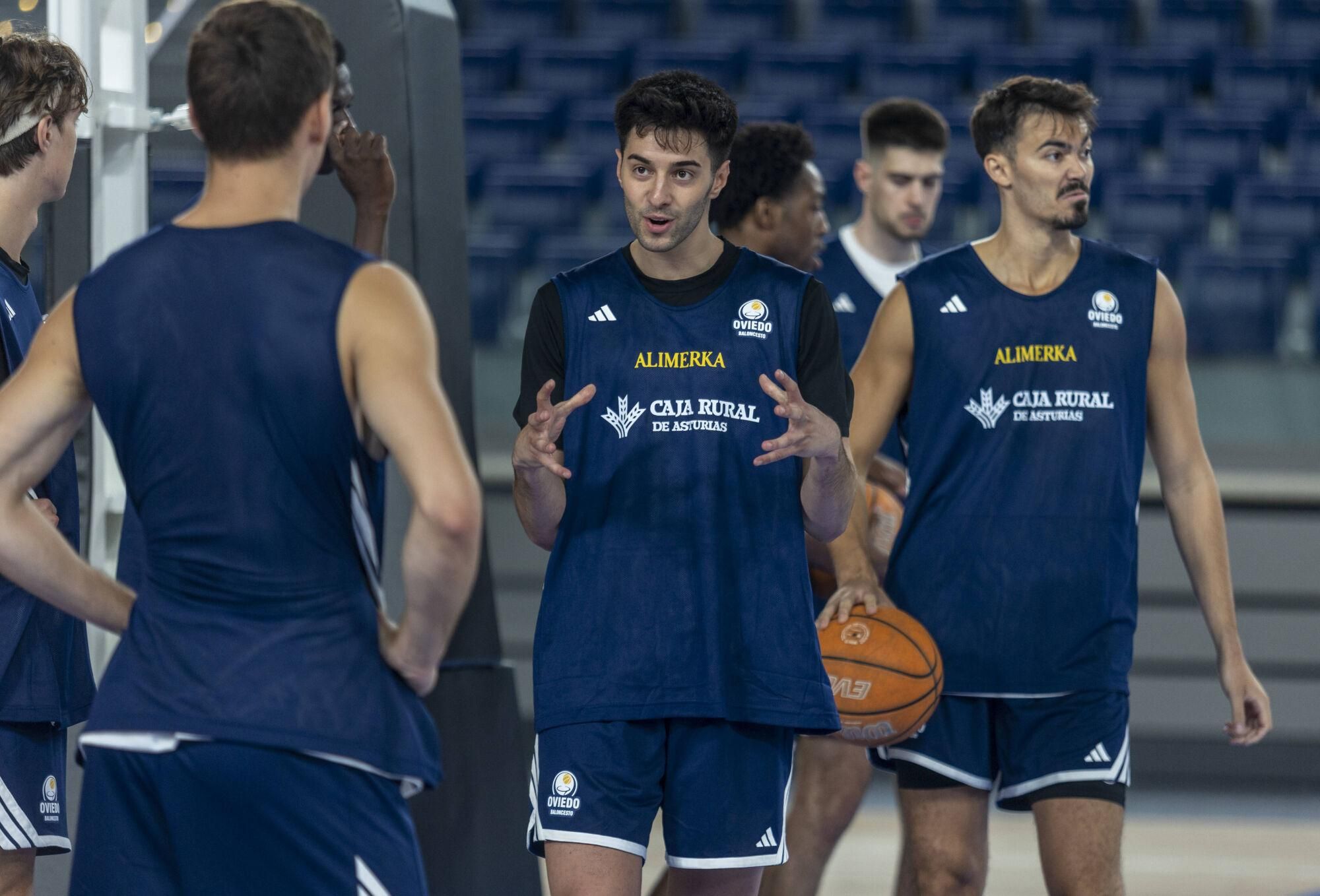 EN IMÁGENES: Así fue el primer entrenamiento del Alimerka Oviedo Baloncesto en "una de las mejores pistas" de Primera FEB