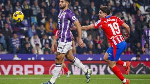 VALLADOLID. 30/11/2024. - El delantero argentino del Atlético de Madrid Julián Álvarez (d) y el defensa suizo del Valladolid Eray Comert durante el partido de LaLiga entre el Real Valladolid y el Atlético de Madrid, este sábado en el estadio José Zorrilla. EFE/R. GARCIA.