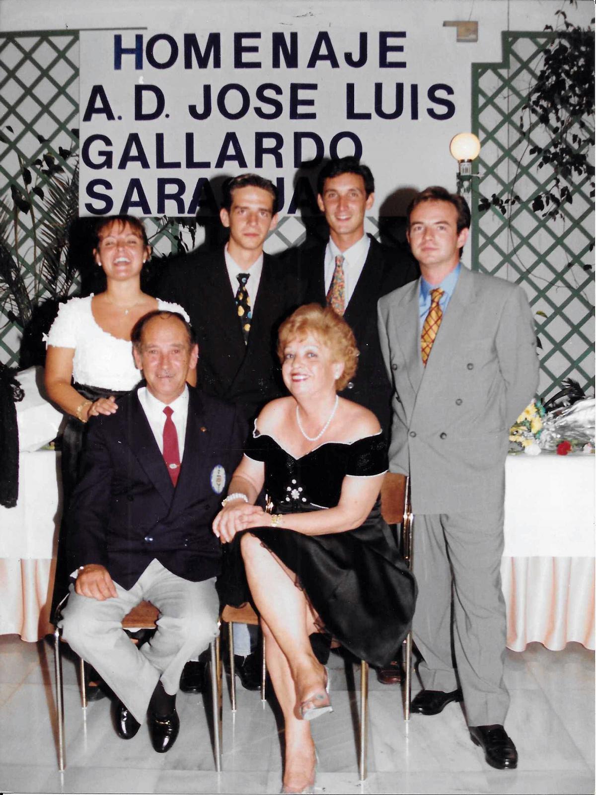 Con su familia en un homenaje de la Peña Los Ángeles en los 90.