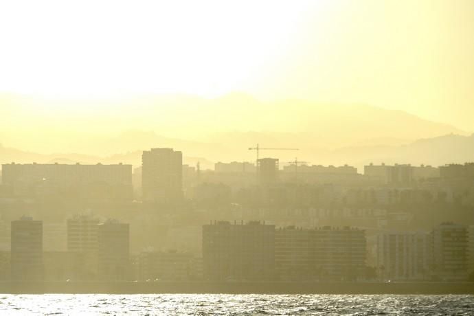 13-01-19 LAS PALMAS DE GRAN CANARIA. EL SEBADAL, PUERTO Y BARRIO DE LAS COLORADAS. LAS PALMAS DE GRAN CANARIA. METEOROLOGIA. Calima desde El Sebadal, el pueto y el Barrio de Las Coloradas.  Fotos: Juan Castro.  | 13/01/2020 | Fotógrafo: Juan Carlos Castro