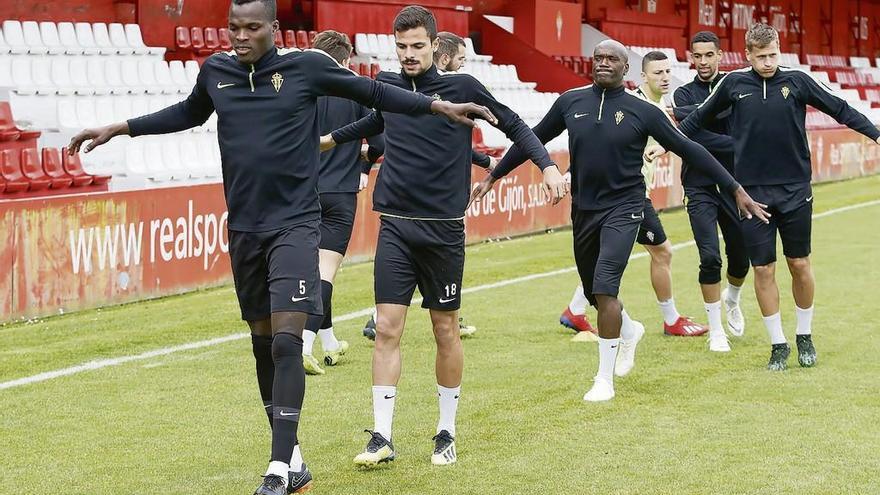 Por la izquierda, Cofie, Geraldes, Babin, Sousa, Blackman y Lod, realizando ejercicios de calentamiento ayer en Mareo.