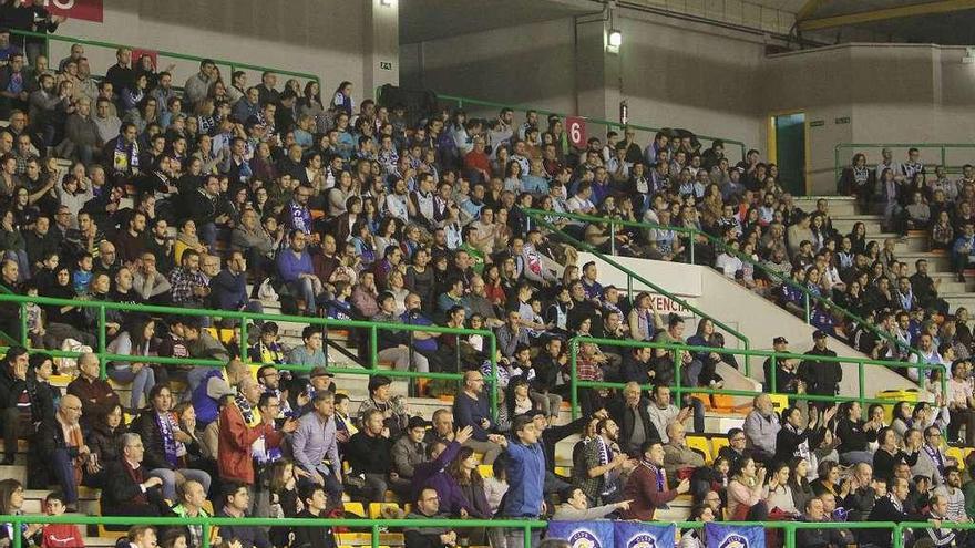 La afición llevó ayer en volandas al Club Ourense Baloncesto ante el Breogán de Lugo. // I. Osorio