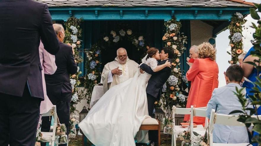 Boda en la capilla de La Regalina (Cadavedo, Valdés), con arreglos florales de  La Plaza, en Cangas del Narcea. | Martín Valle Fotógrafos / Cedida por Flores La Plaza