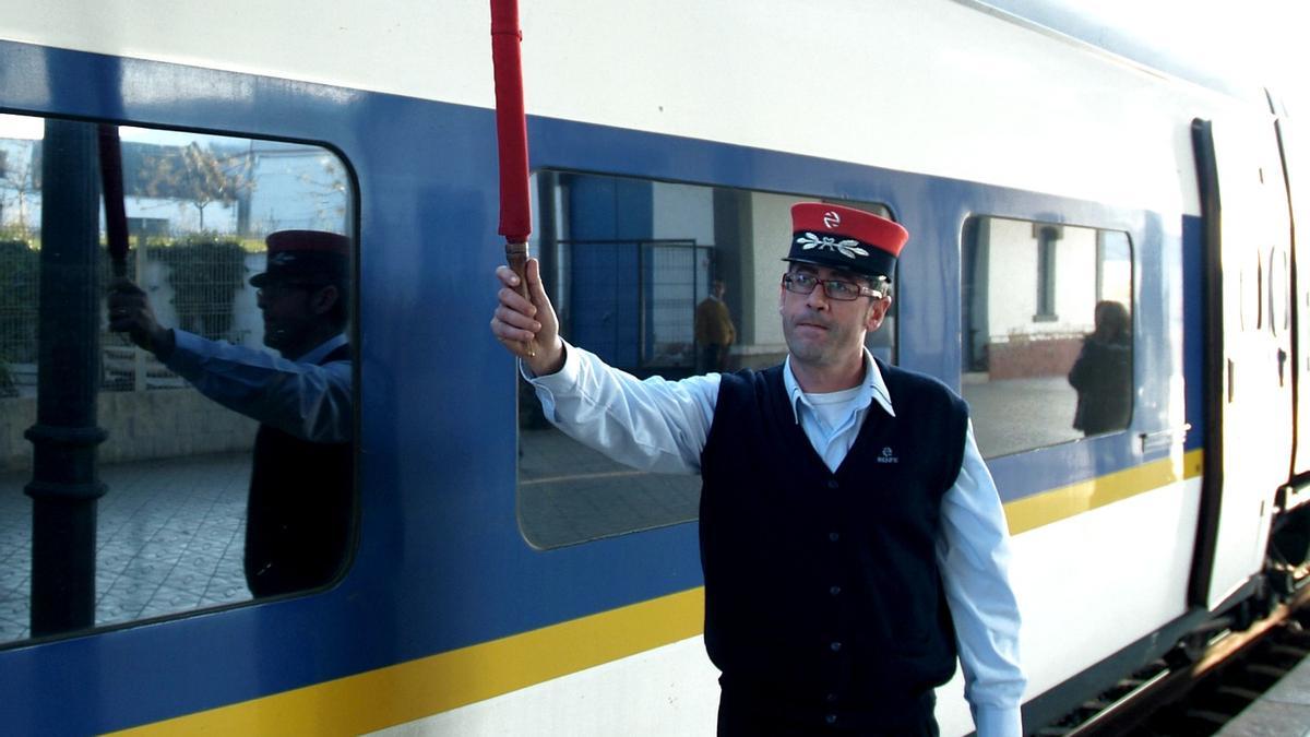 El jefe de estación de Montilla da la salida al último tren.