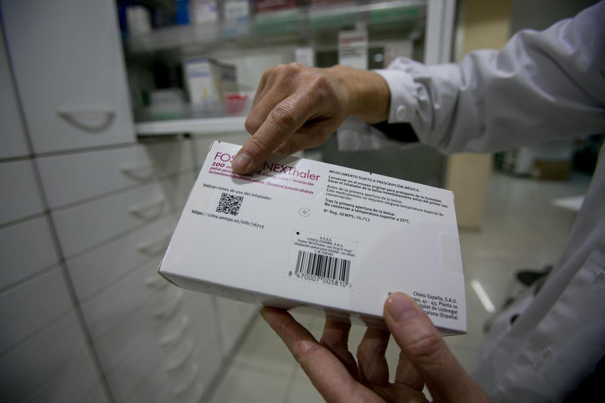 Dispensación de un fármaco en una farmacia.