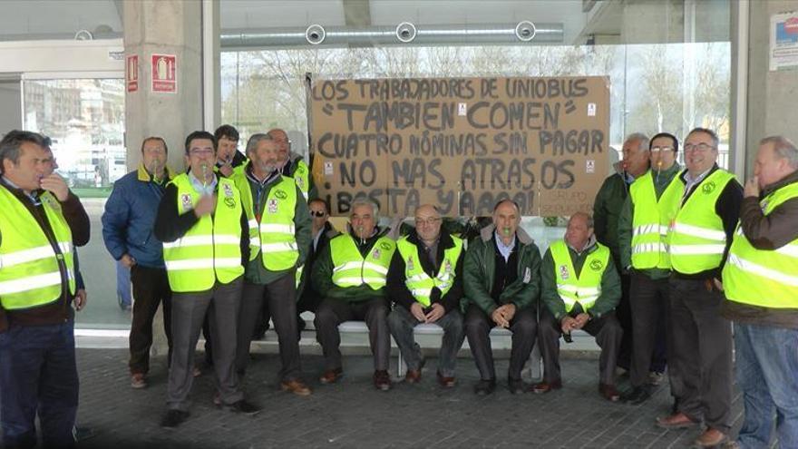 Los empleados de Unionbus recibirán dos nóminas, pero mantienen los paros