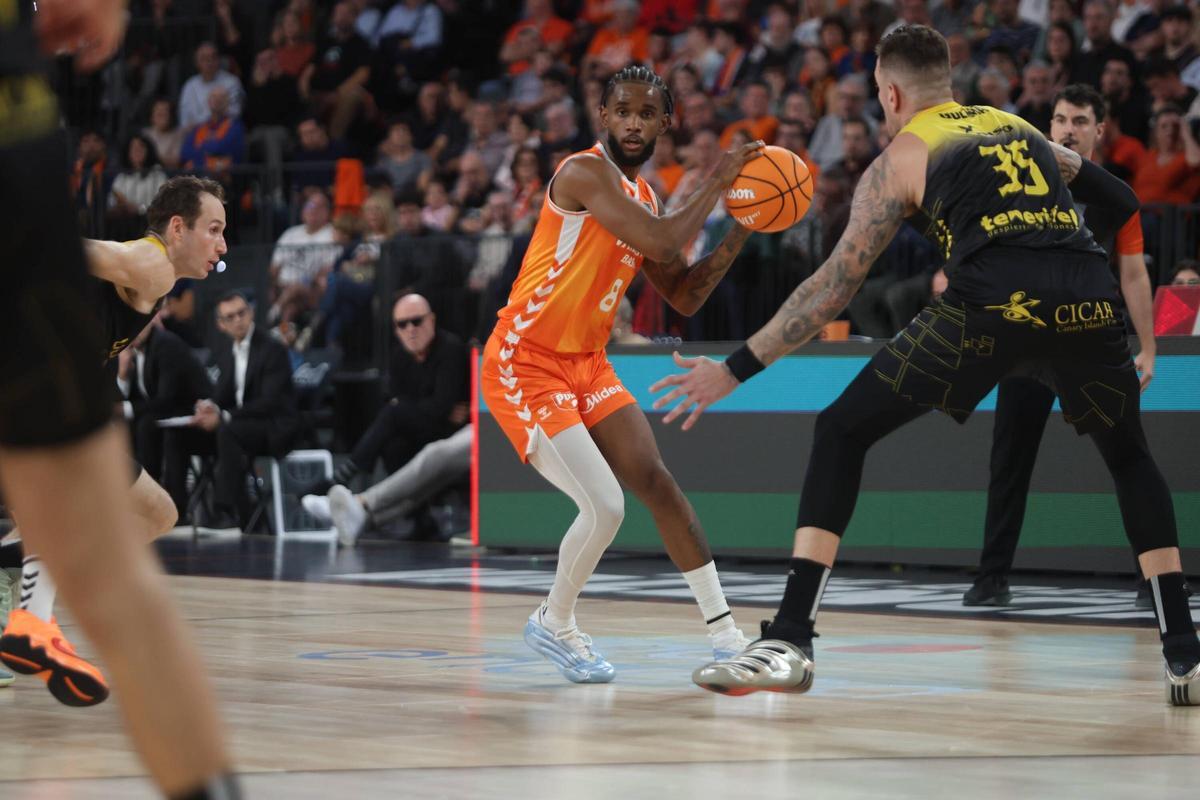 Jean Montero, en el partido ante el La Laguna Tenerife en la primera vuelta de la Liga Endesa en el Roig Arena.