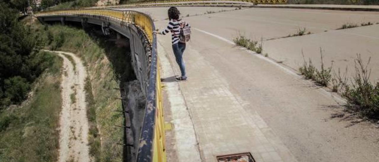 Imagen del puente que permanece cortado desde hace cinco años y que ahora va a ser demolido.