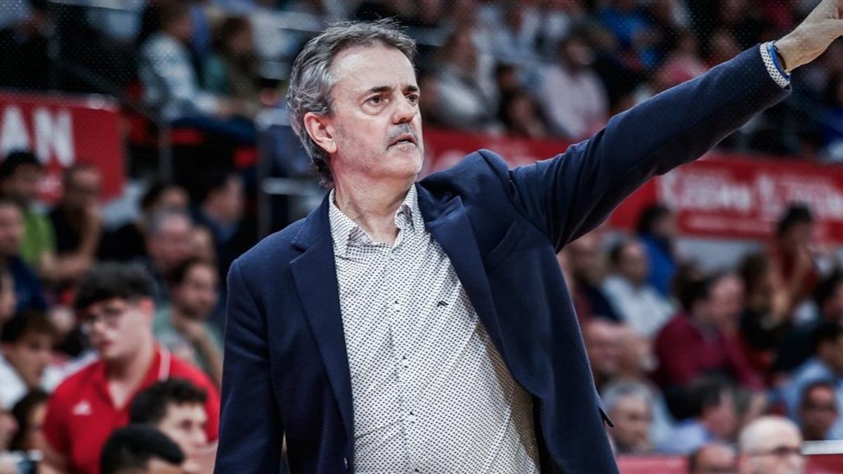 Porfirio Fisac ofrece indicaciones a sus jugadores en el encuentro disputado por el Casademont Zaragoza ante el Bilbao en el Príncipe Felipe.