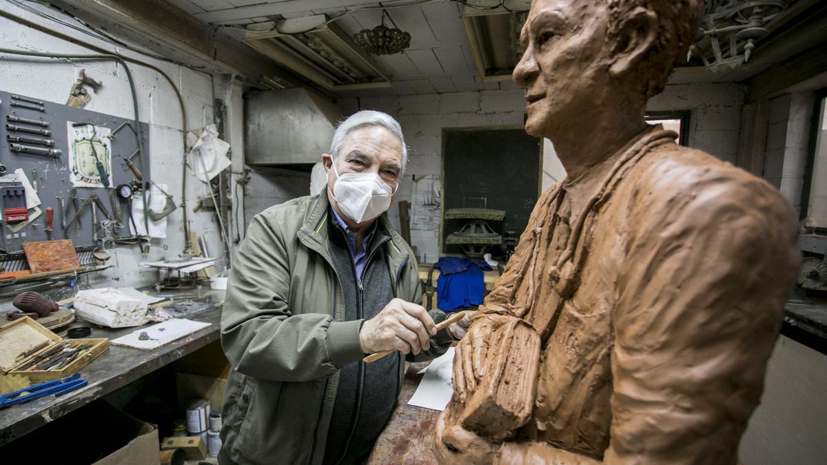 Manuel García Linares preparando el busto de Jaime Martínez.