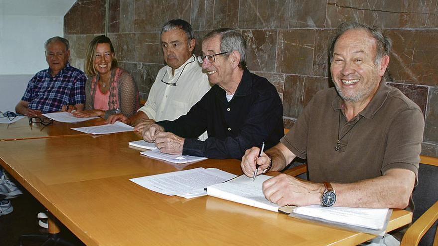 Por la izquierda, José Luis Avín, Ana Gutiérrez, Domingo Félix Goñi, Agustín López-Rivas y Juan Morote, de la Plataforma de Asociaciones en Defensa del Hospital de Arriondas, el pasado día 11, en Nueva de Llanes.