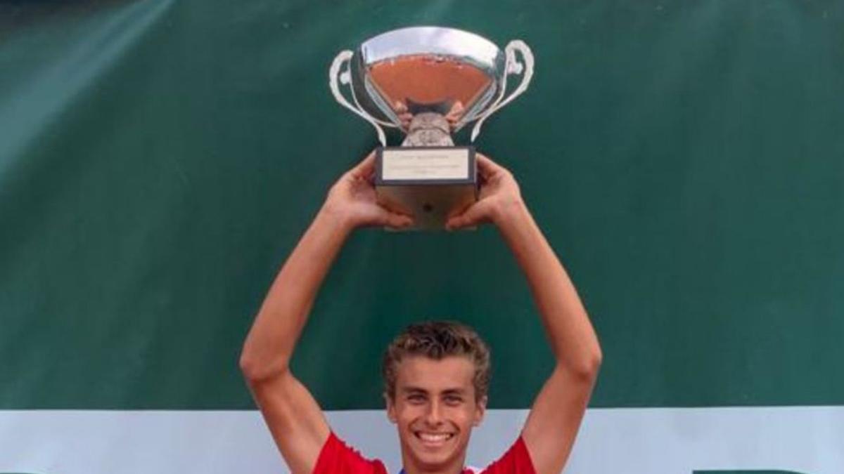 Rafa Segado, con el trofeo conquistado con España.