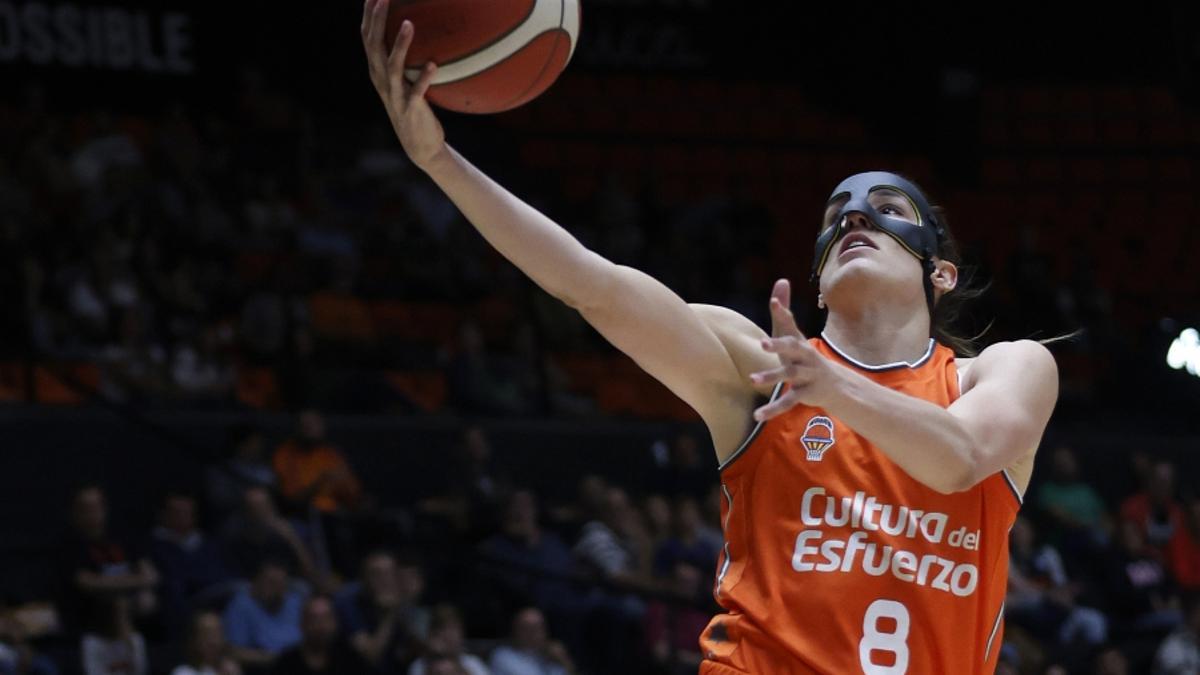 La australiana Bec Allen con la máscara en el partido del martes en Zaragoza