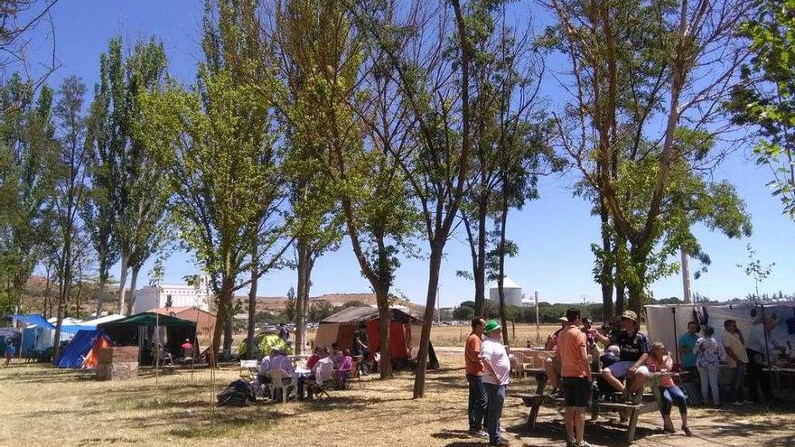 Toresanos disfrutan de la fiesta del Cristo de las Batallas en la pradera que se pretende mejorar.