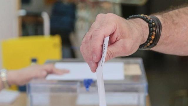 Un ciutadà vota en  les últimes eleccions generals, el 23 de  juliol del 2023. | JOSÉ L. SÁNCHEZ / EUROPA PRESS