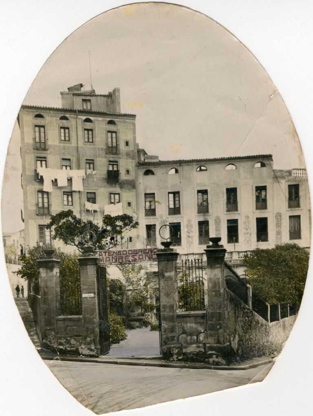 Teatre Euterpe, amb accés per la placeta del Pes Vell de la Farina