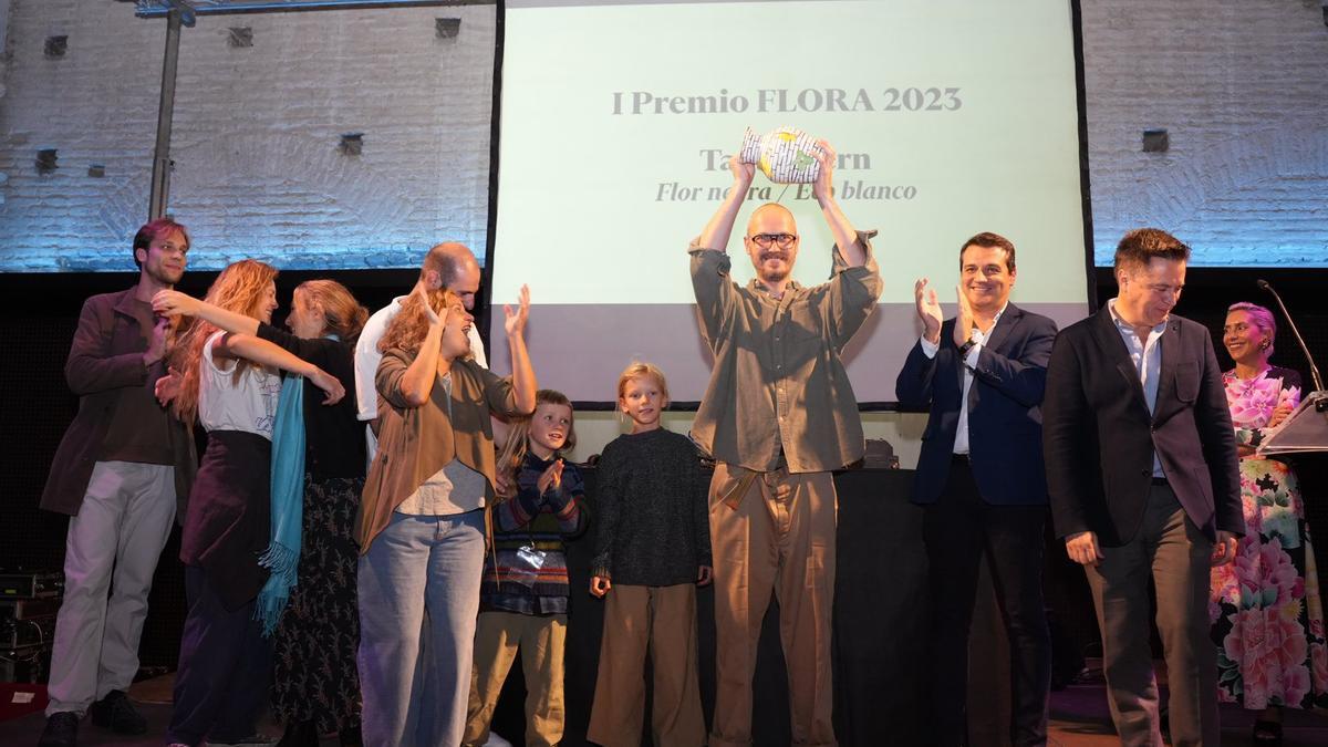 El lituano Tadao Cern recoge el premio como ganador del festival Flora 2023.