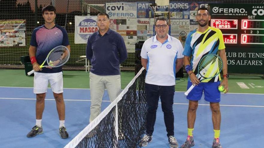 Pablo Llamas, el primero por la izquierda, y Javi Martínez, el primero por la derecha, antes de iniciar la final.