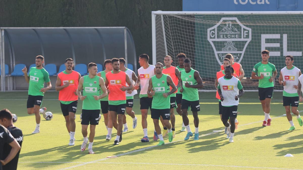 La plantilla del Elche vuelve al trabajo con las ausencias de Mojica y ...