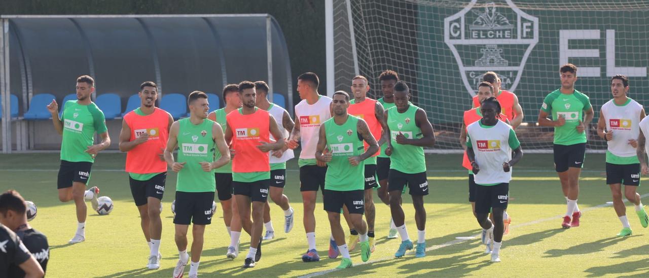 Los jugadores del Elche, durante el entrenamiento de este jueves