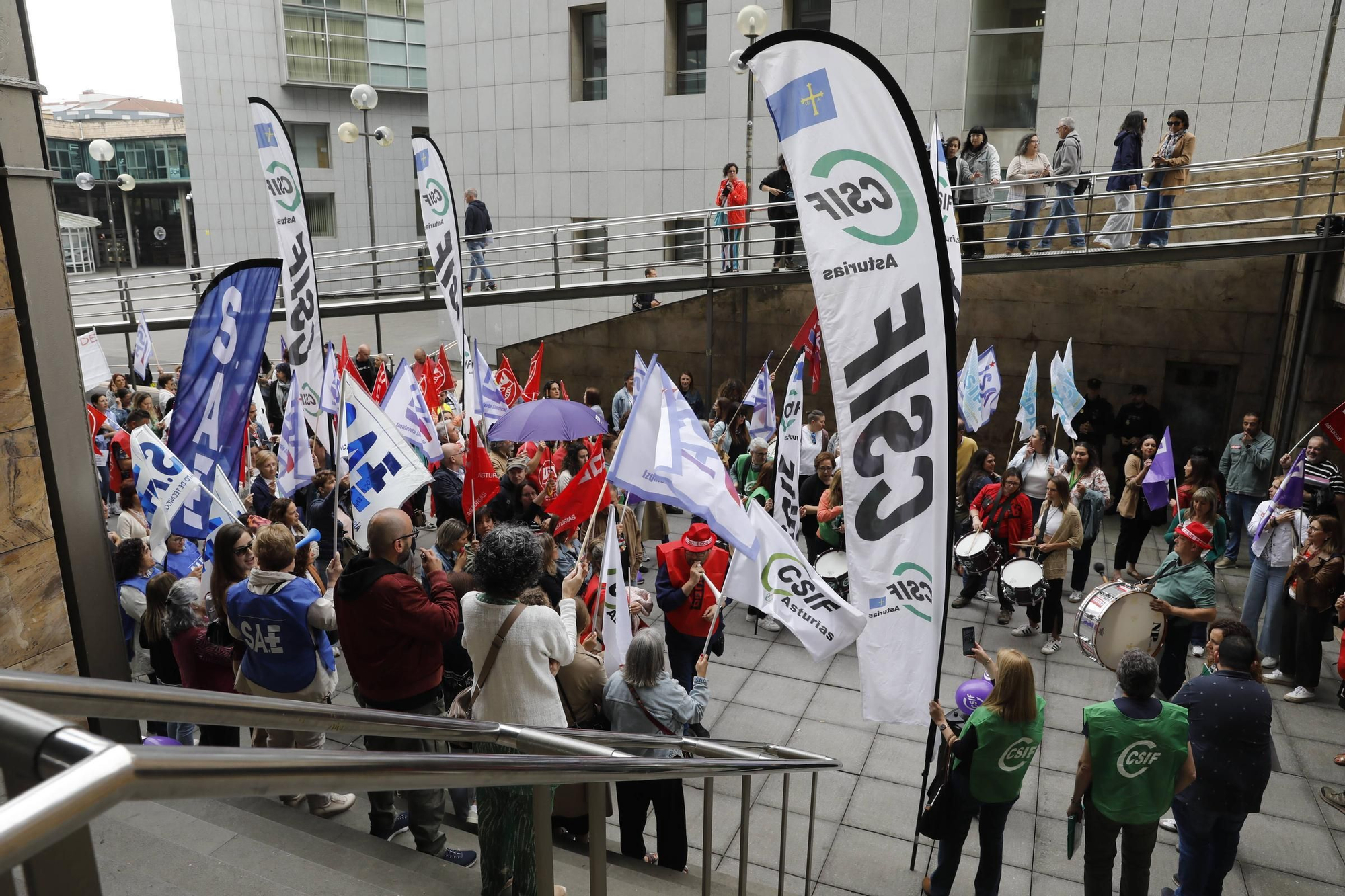 Concentración de los trabajadores del ERA para reclamar la equiparación con los servicios del Sespa