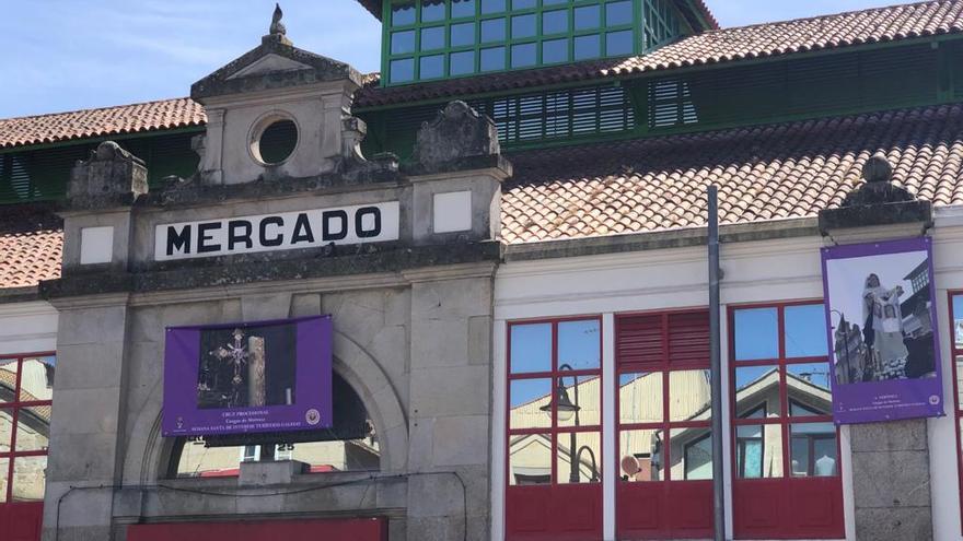 Carteles colgados en la plaza de abastos de Cangas.