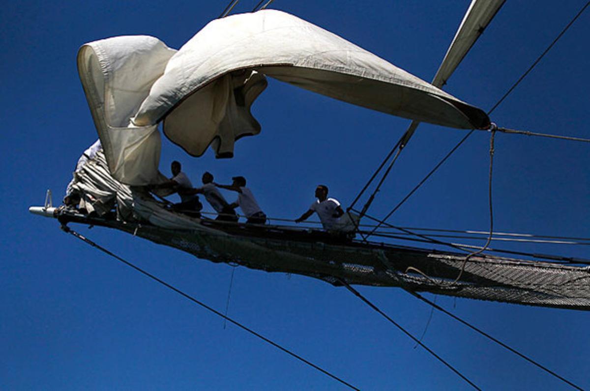 Membres de l’equip del ’Juan Sebastián Elcano’ de l’Armada espanyola, treballen mentre naveguen pel riu Tajo, abans de sortir de Cadis, durant el segona etapa de la ’Tall Ships Race’, a Lisboa.