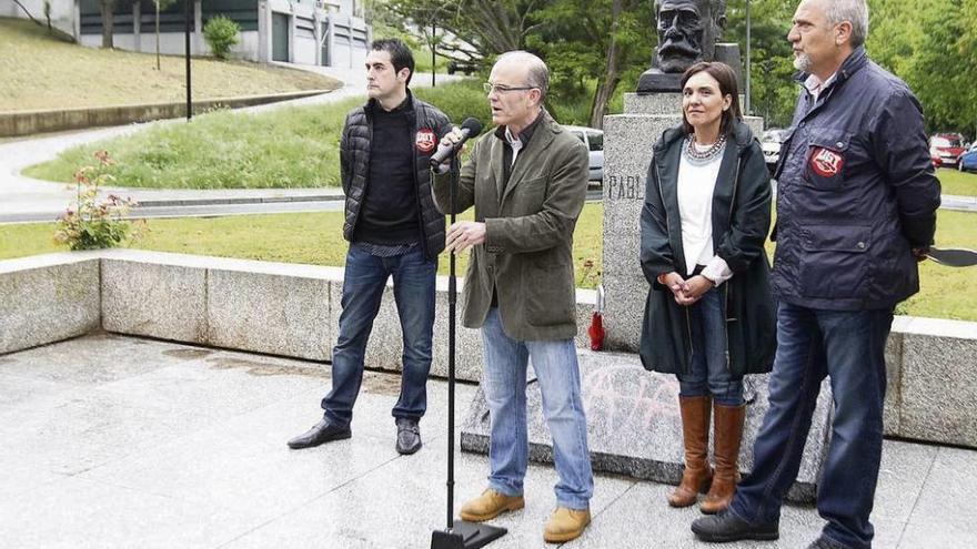 Vázquez Barquero, en su intervención en la ofrenda a Pablo Iglesias, con Carmen Rodríguez, y dirigentes de UGT. // Jesús Regal