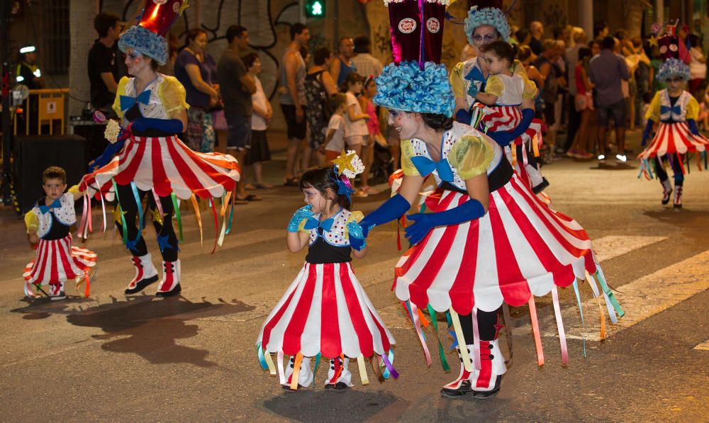 Diferentes momentos del Desfile del Ninot en San Vicente del Raspeig, que reunió a cientos de personas.