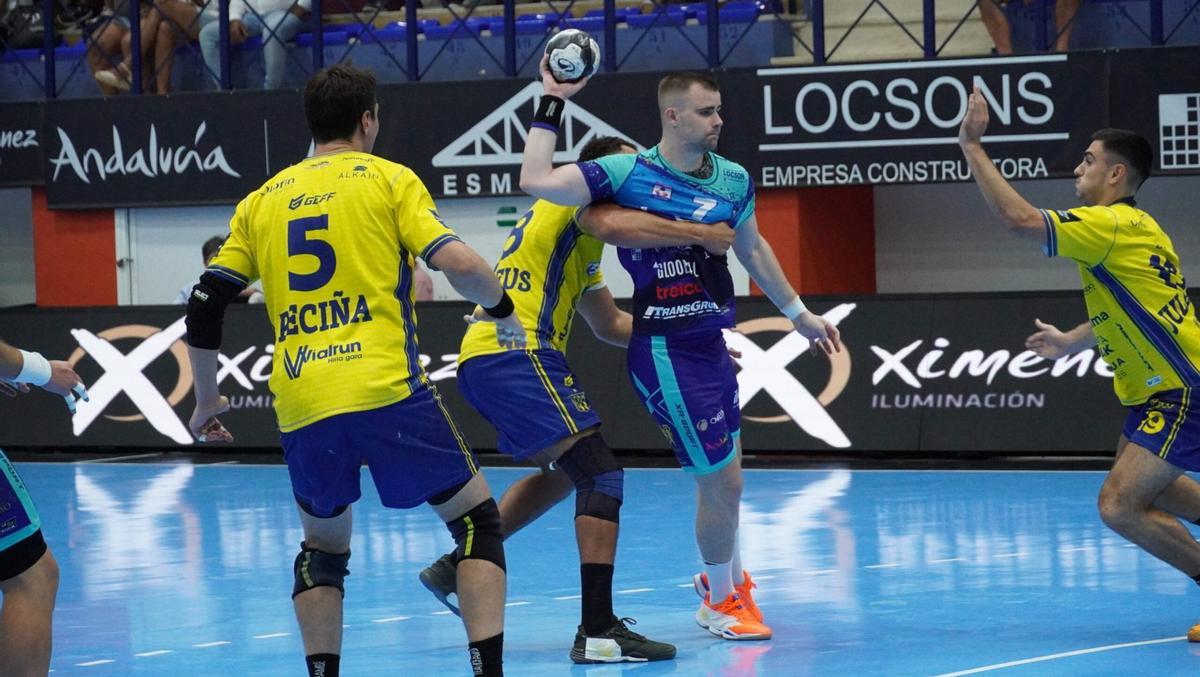 Djukic intenta un lanzamiento.