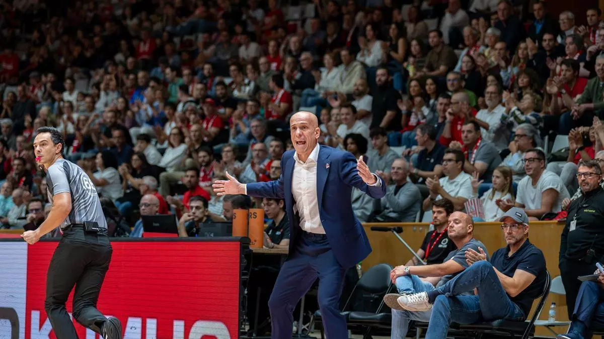 Carles Marco, entrenador del Leyma Coruña, tras la derrota en Girona: "Es difícil ganar en la Liga ACB si recibes puntos con tanta facilidad"