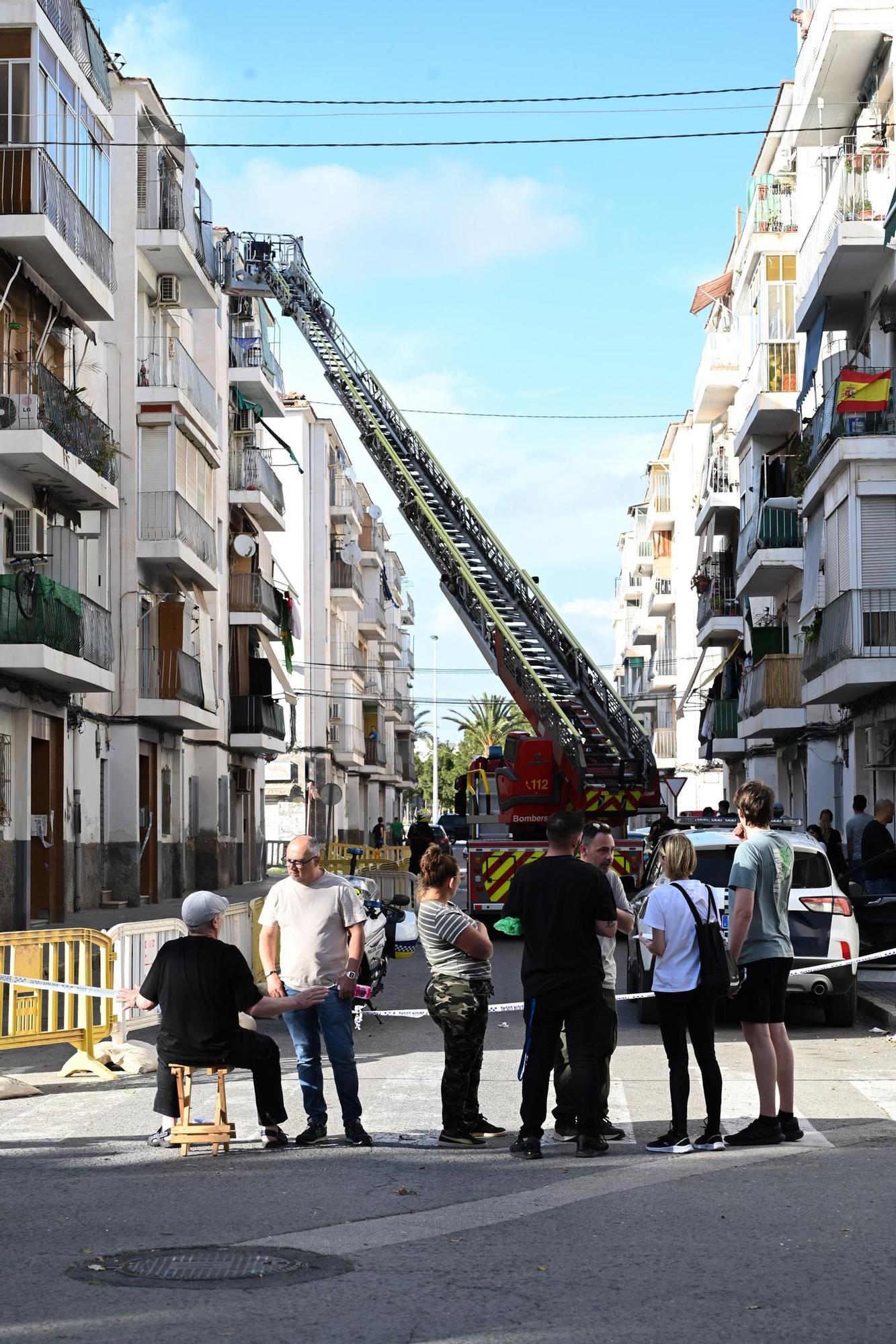 Así están sacando los bomberos las pertenencias de los vecinos desalojados de San Antón en Elche