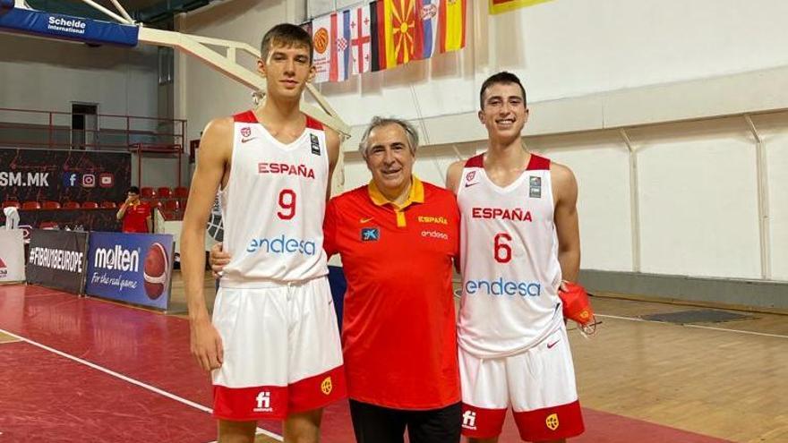 José Roberto Tanchyn, Miguel Ángel Aguayo y Rafa Santos, en Skopje.