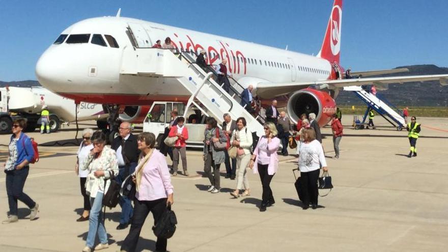 Los pasajeros descienden de un vuelo en el aeropuerto de Castelló, en una imagen reciente.