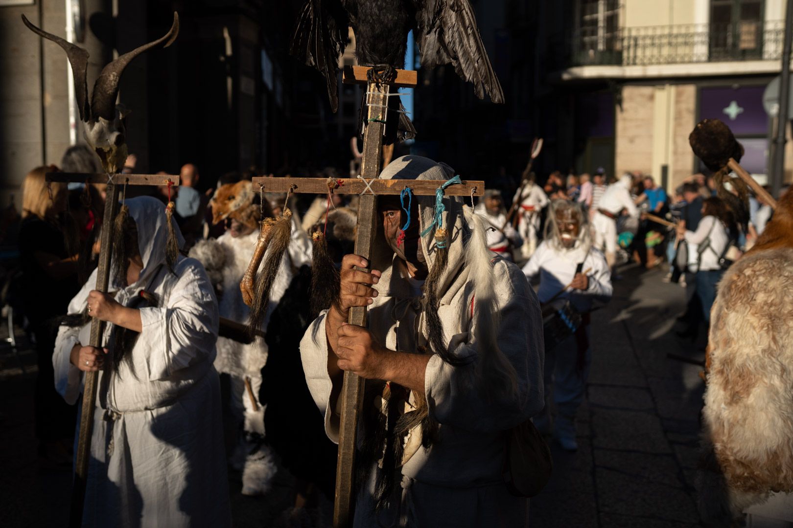 GALERÍA | Las mascaradas llenan de color y alegría el centro de Zamora