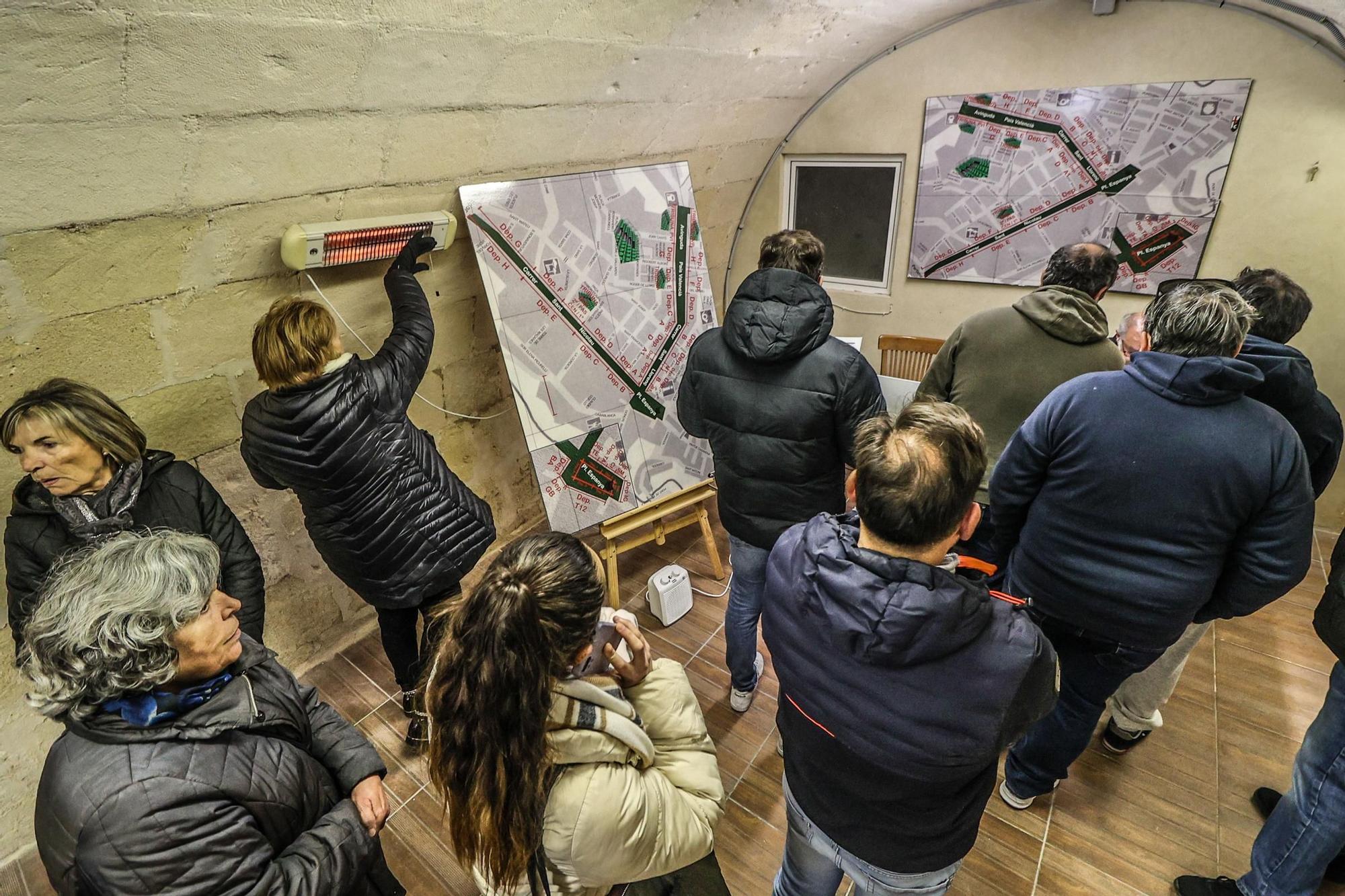 Los primeros compradores de las sillas, que han hecho más de cinco horas de cola y procedían de Benidorm