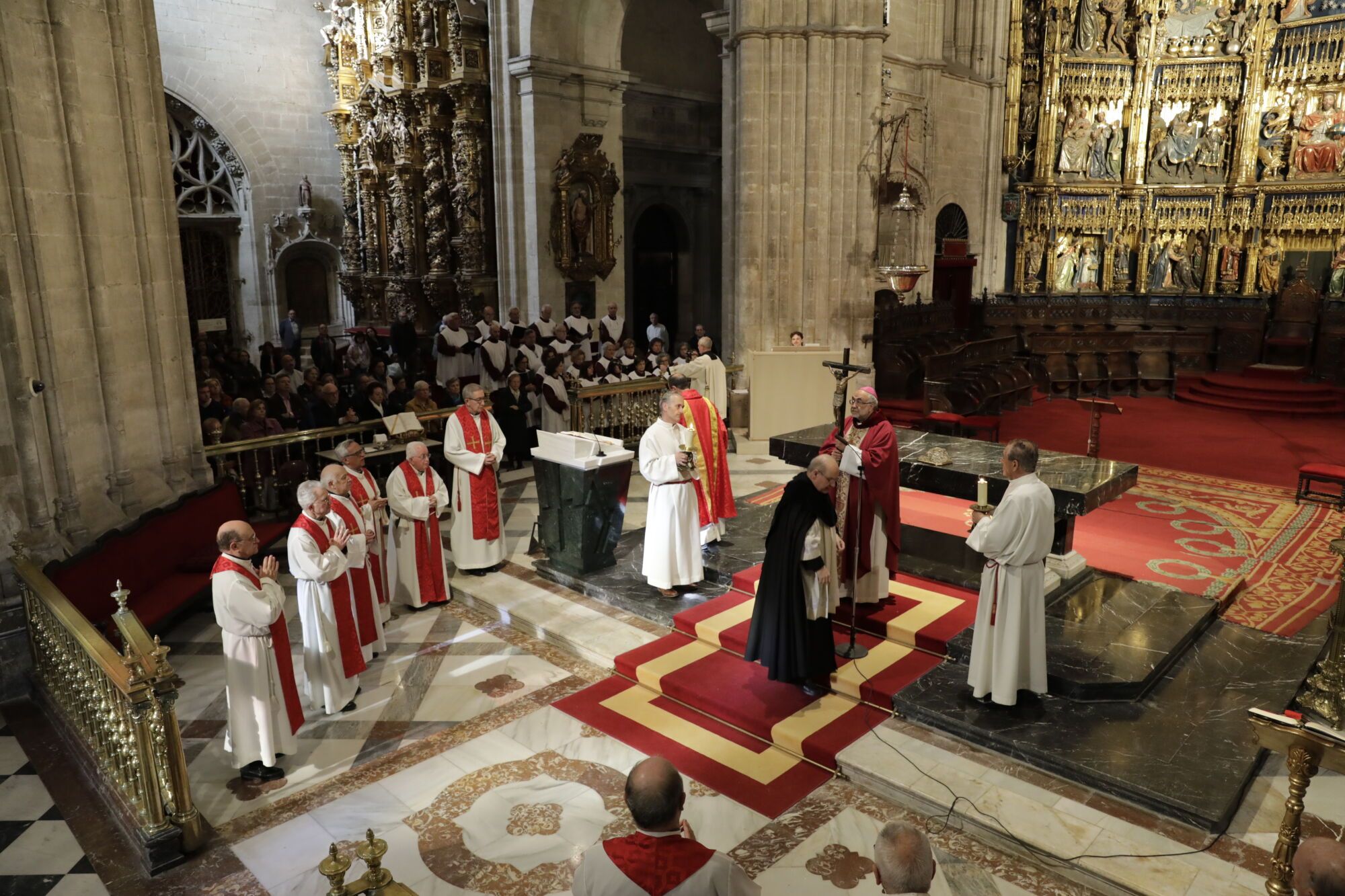El fervor por el Santo Sudario deja pequeña la Catedral en la misa mateína
