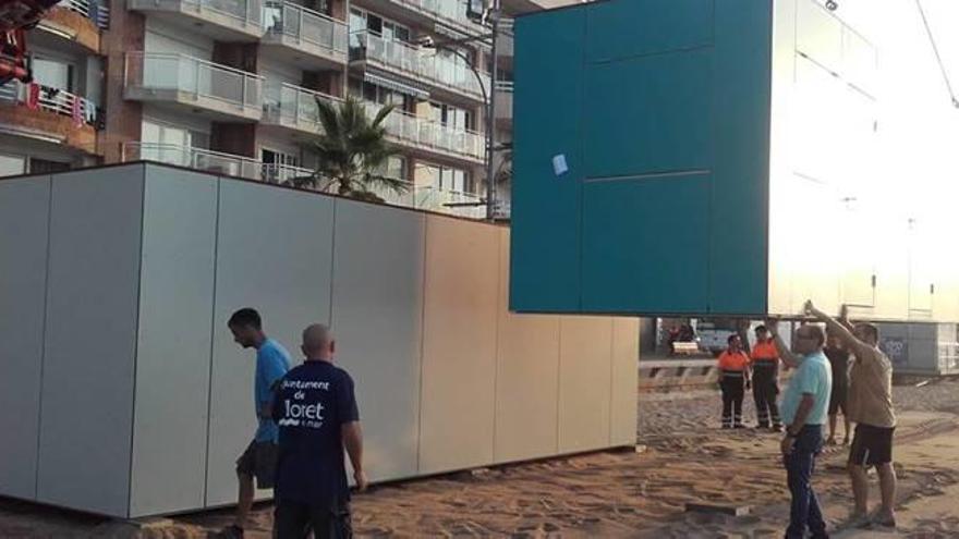 Lloret de Mar Instal·len els nous mòduls públics de la platja lloretenca