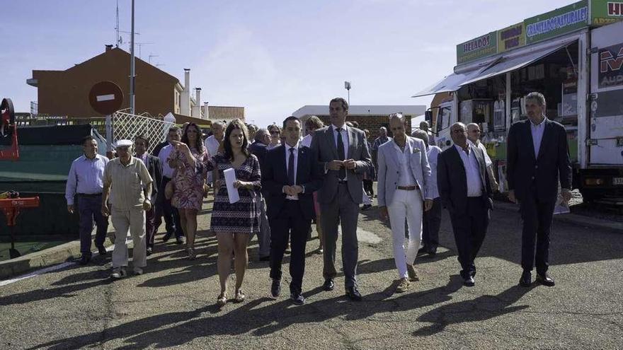 La edil de Ferias Nuria Herrero, el alcalde de Benavente, Luciano Huerga, y el delegado de la Junta, Alberto Castro (en el centro) junto a otras autoridades antes de la inauguración.