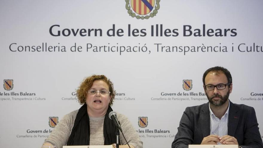 La consellera Ruth Mateu y el director general de Trasparencia, Miquel Gallardo.