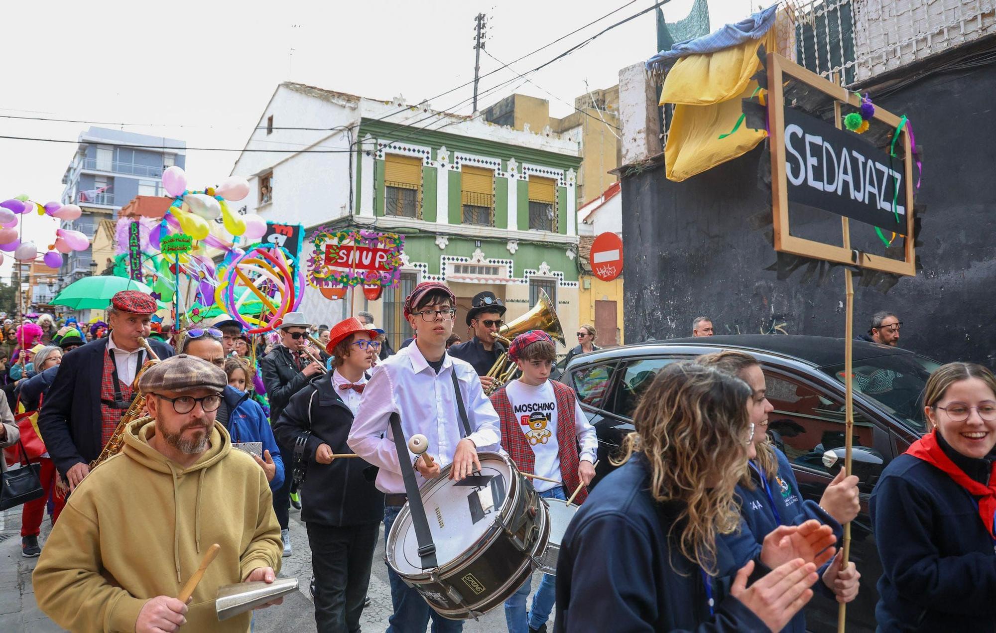 El Cabanyal se vuelca con el carnaval más americano con el 'Mardi Grass' de Nueva Orleans