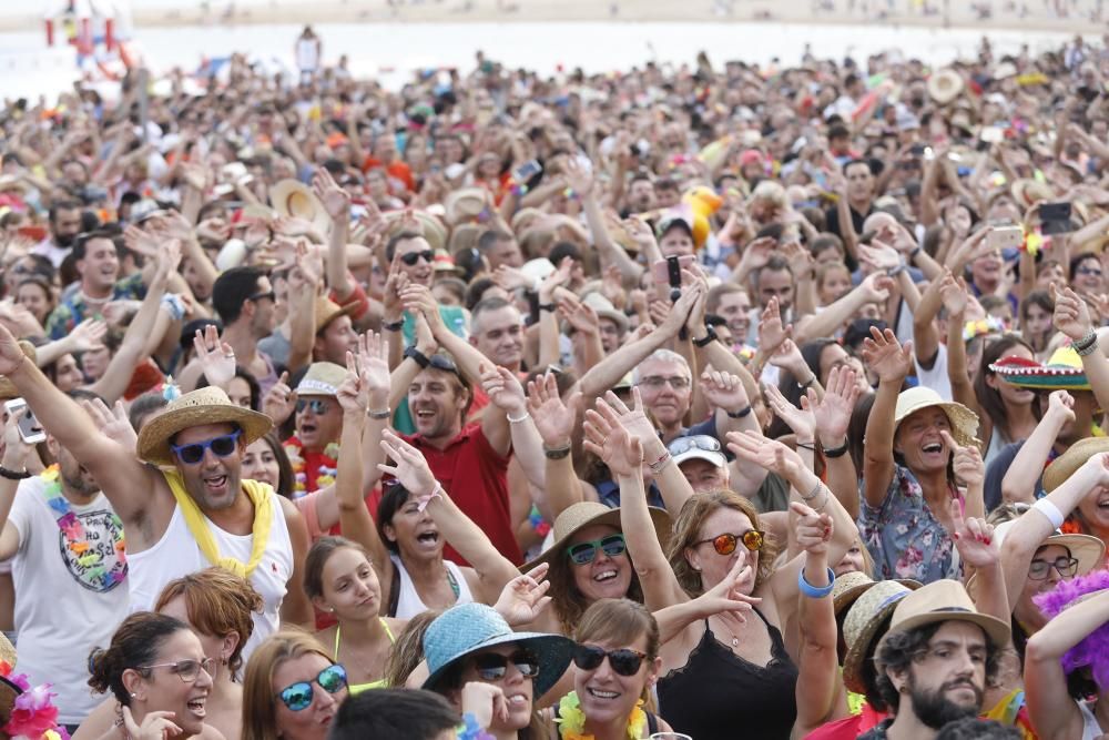 La festa Diverbeach reuneix més de 5.000 persones a Sant Antoni