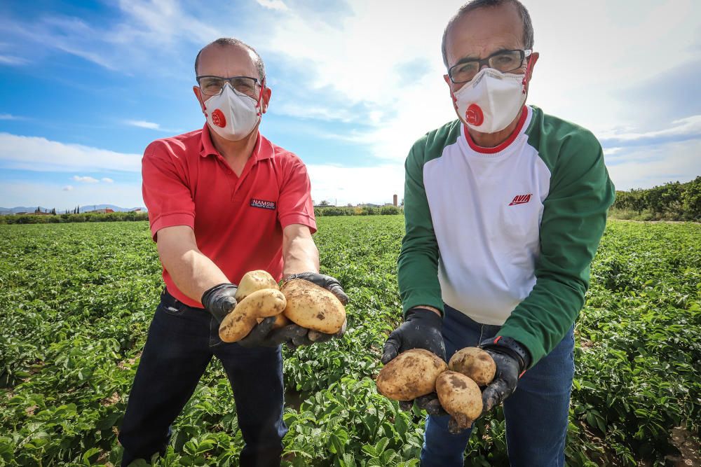 Agricultores y mercaderes venden a domicilio el género que cultivan y que compran tras la suspensión de la venta ambulante, que tiene previsto su reanudación desde el 30 de abril