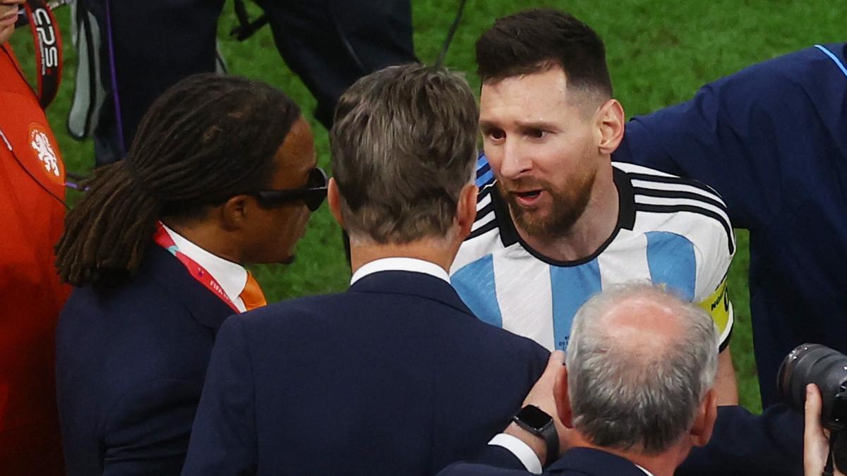 Lionel Messi increpa a Van Gaal al final del partido de los cuartos de final.