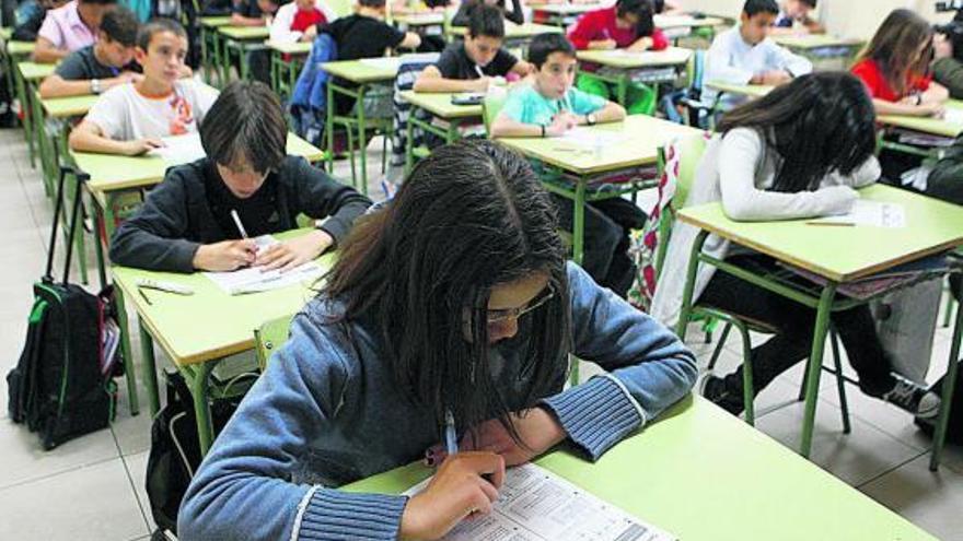 Alumnos de 6º de Primaria, durante un examen. // Efe