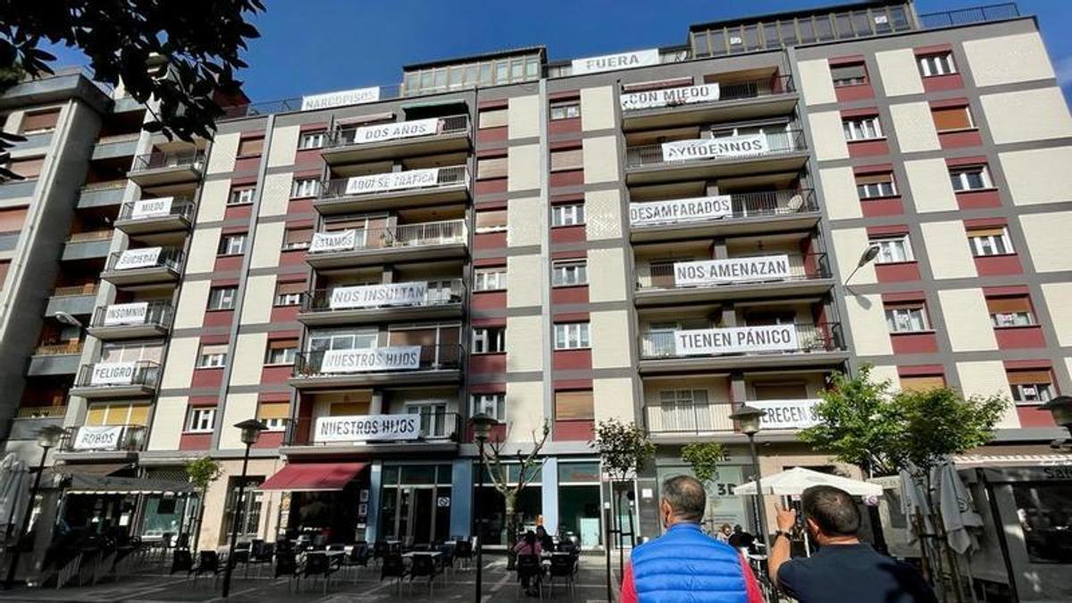 Pancartas en la  calle Aller para denunciar el narcopiso ocupado por "El Cuervo".