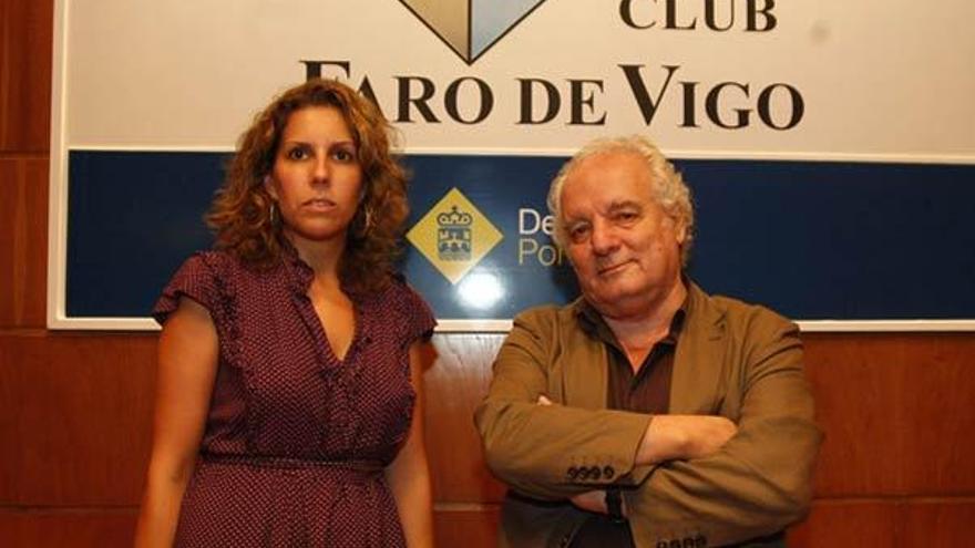 Javier Reverte fue presentado por la periodista de FARO Sandra Penelas.  // Joel Martínez