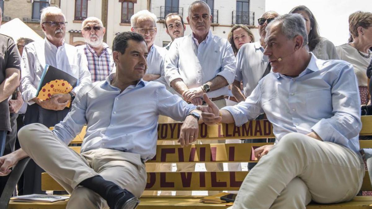 Juanma Moreno y José Luis Sanz, este martes, en Sevilla.