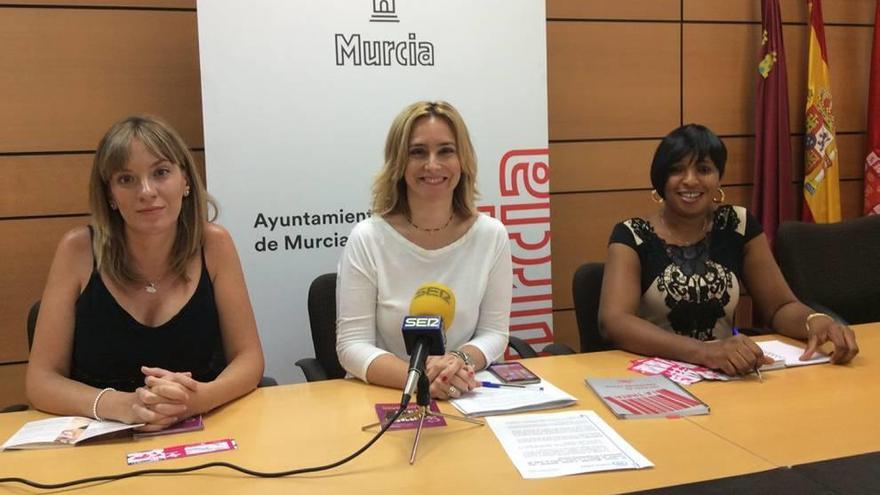 De izq. a dcha. Nani Manzanares, Conchita Ruiz y Rita Enabulele, ayer en el Ayuntamiento.