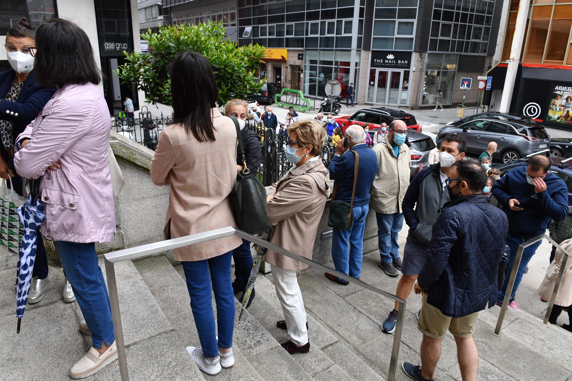 Colas en A Coruña ante el Banco de España por el fin del plazo para cambiar pesetas